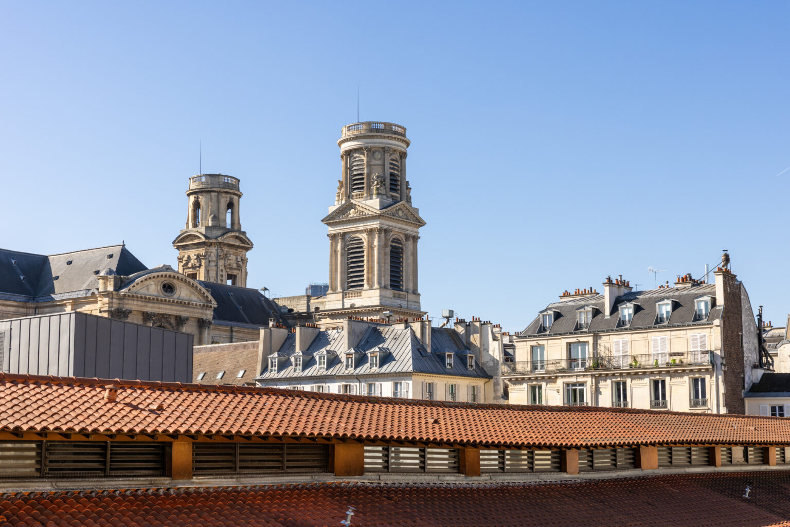 Les tours de Saint-Sulpice au-dessus des toits du quartier.