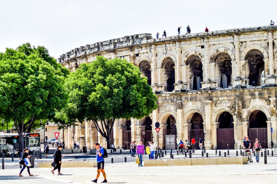 Au cœur de Nîmes : Une tragédie moderne et ses racines profondes