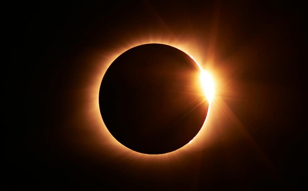 Un spectacle céleste comme levier de connaissance: L&rsquo;éclipse solaire du 8 avril 2024