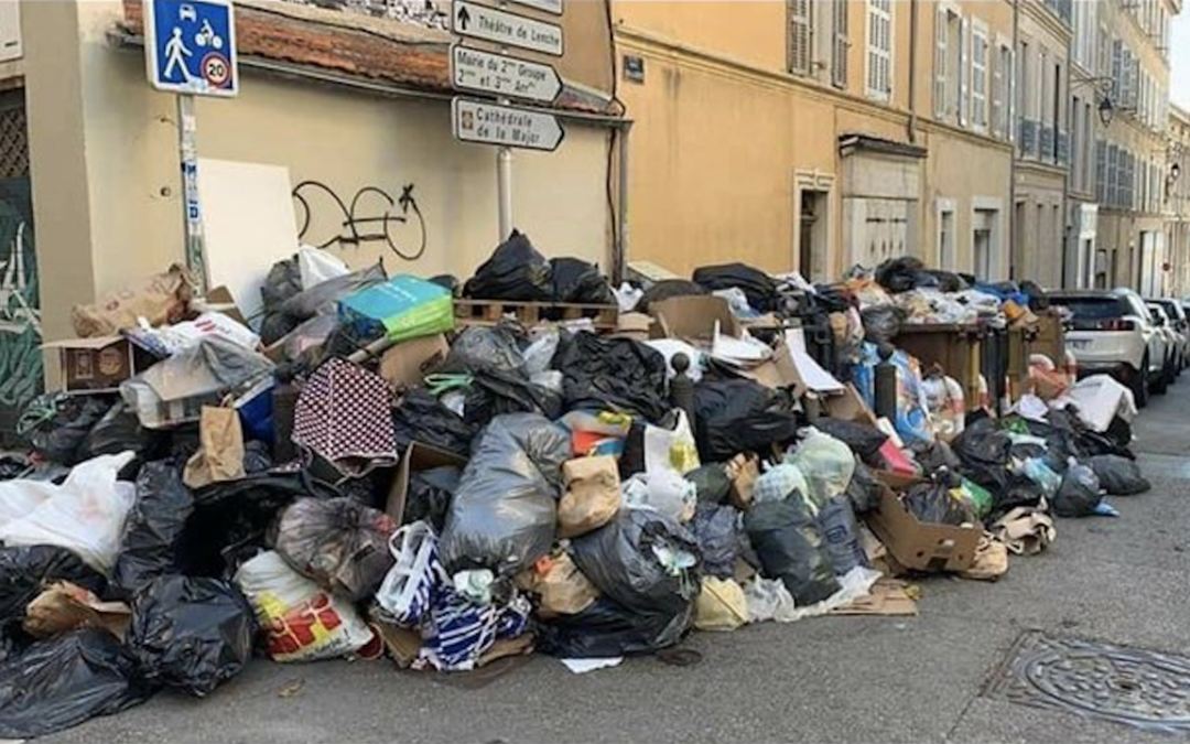 La grève des éboueurs à Marseille: Entre Pénibilité et Revendications, un Défi Urbain