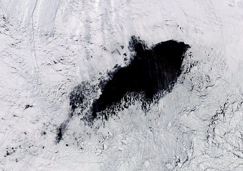 Un trou mystérieux dans la glace : Le spectacle énigmatique de l&rsquo;Antarctique dévoilé