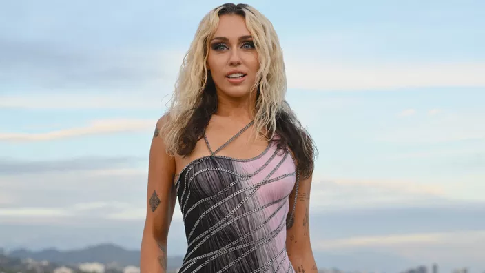 Il y a un an, le hit de l&rsquo;été : « Flowers » de Miley Cyrus