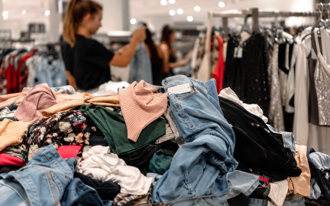 Fast fashion : la france déclare enfin la guerre aux vêtements jetables